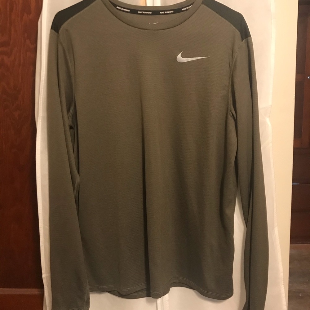 NIKE LONG SLEEVED SHIRT